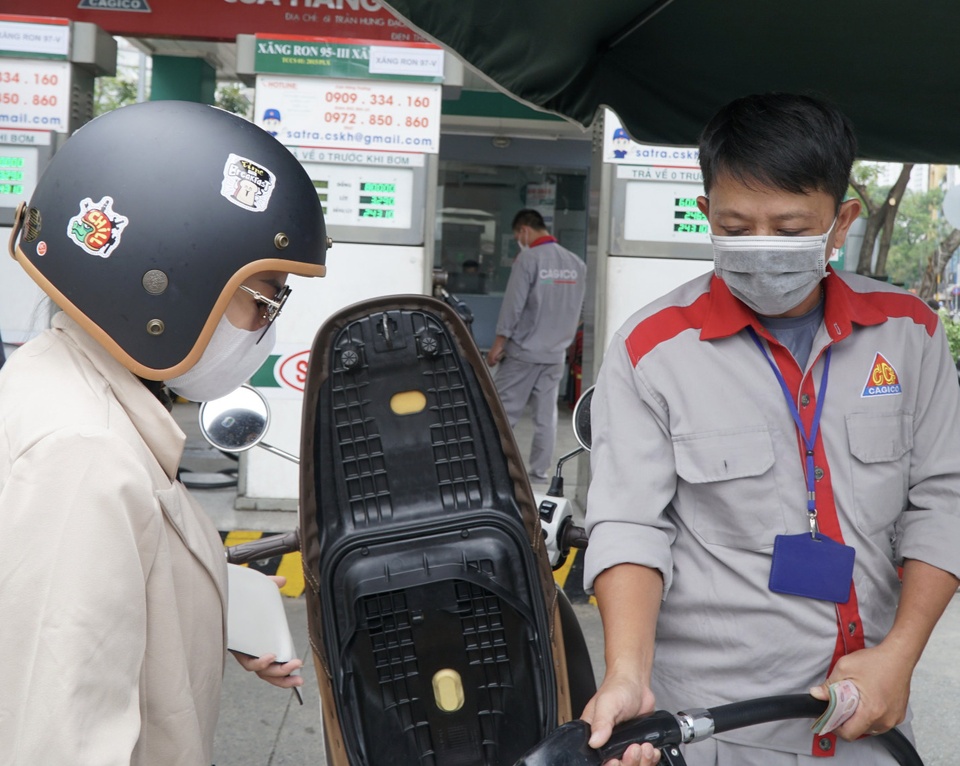 Người dân TP.HCM ngạc nhiên khi thấy cây xăng thưa khách-1