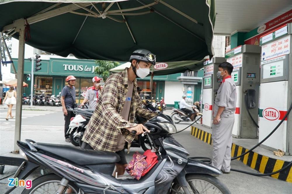 Người dân TP.HCM ngạc nhiên khi thấy cây xăng thưa khách-2