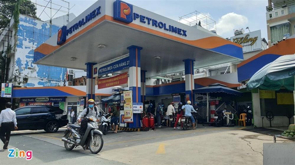 Người dân TP.HCM ngạc nhiên khi thấy cây xăng thưa khách-3