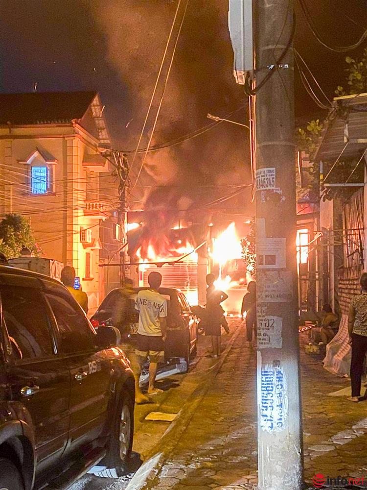 Hà Nội: Cháy lớn kèm theo tiếng nổ rất to trong đêm tại Long Biên-1