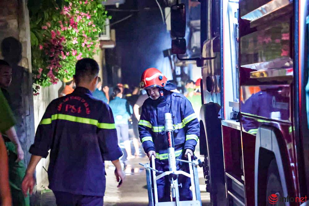 Hà Nội: Cháy lớn kèm theo tiếng nổ rất to trong đêm tại Long Biên-4
