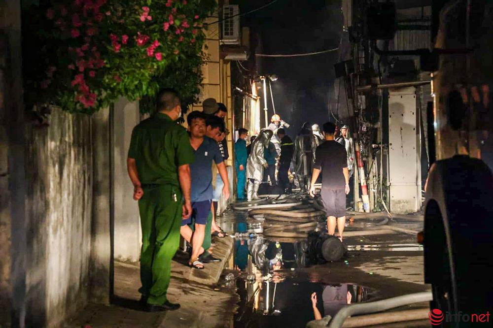 Hà Nội: Cháy lớn kèm theo tiếng nổ rất to trong đêm tại Long Biên-6