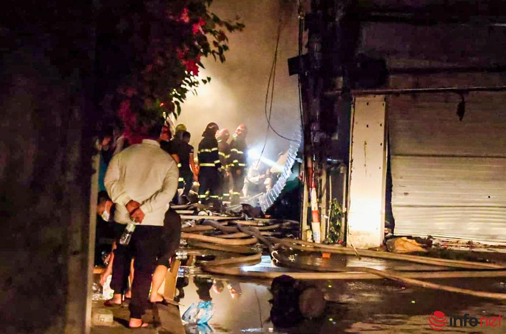 Hà Nội: Cháy lớn kèm theo tiếng nổ rất to trong đêm tại Long Biên-7