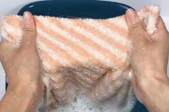 Khăn mặt, khăn tắm dùng vài hôm đã hôi, nhớt: Dùng thứ này giặt sẽ sạch sẽ, thơm tho như mới