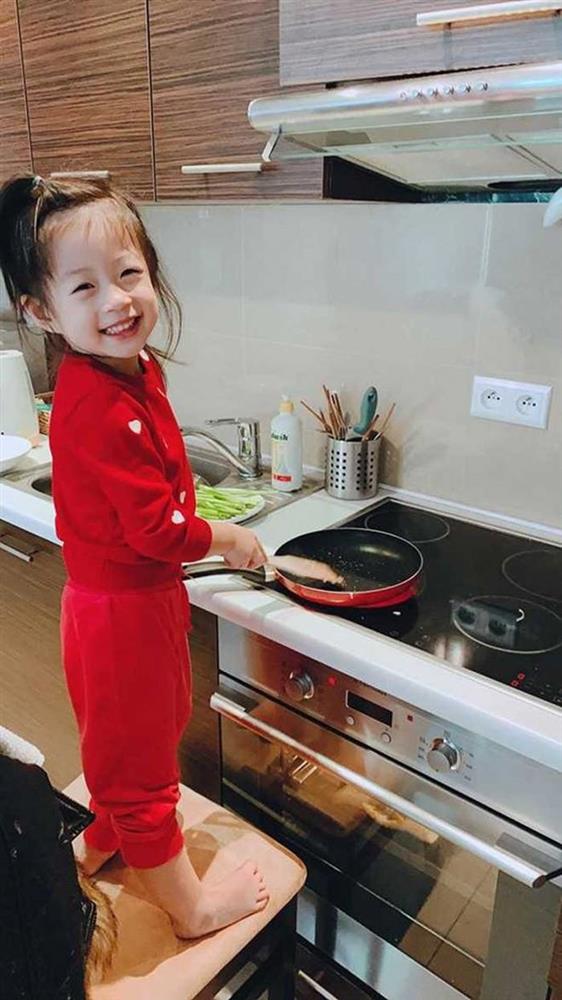 Con gái Á hậu Diễm Trang và chồng Việt kiều mới 6 tuổi đã nấu cơm rửa bát thuần thục như trẻ nông thôn-1