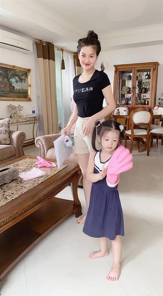 Con gái Á hậu Diễm Trang và chồng Việt kiều mới 6 tuổi đã nấu cơm rửa bát thuần thục như trẻ nông thôn-2