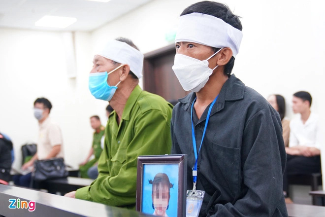 Cha ôm di ảnh của con gái 3 tuổi bị đóng đinh vào đầu-1