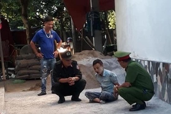 Mâu thuẫn làm ăn, chồng dùng súng bắn vợ tử vong