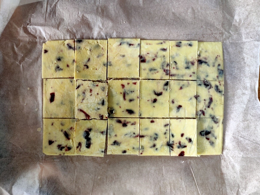 Sữa chua khô tự làm: Món ăn vặt ngon và lành-5