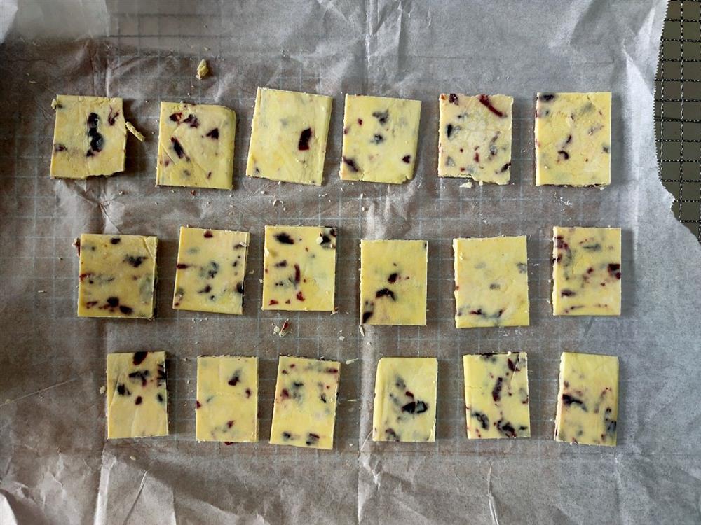 Sữa chua khô tự làm: Món ăn vặt ngon và lành-6