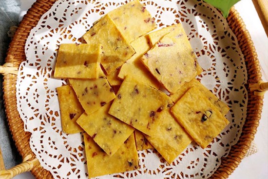 Sữa chua khô tự làm: Món ăn vặt ngon và lành