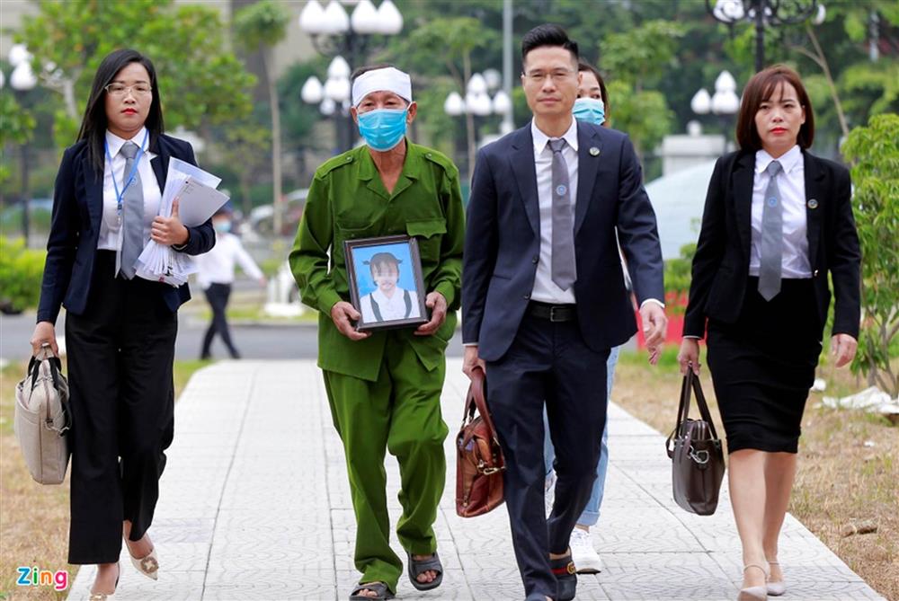 Mẹ bé gái bị đóng đinh vào đầu bật khóc tại tòa-2