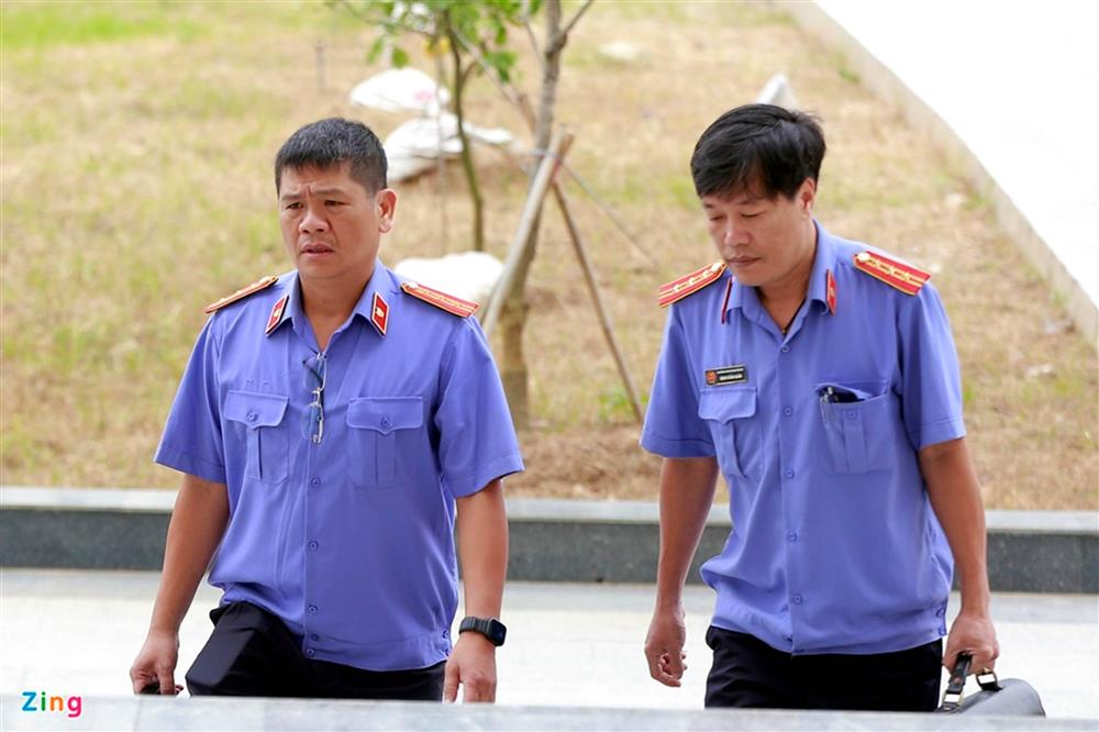 Mẹ bé gái bị đóng đinh vào đầu bật khóc tại tòa-3