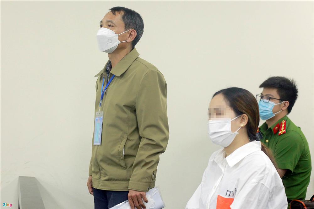 Mẹ bé gái bị đóng đinh vào đầu bật khóc tại tòa-6