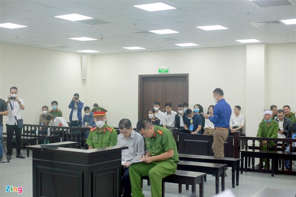 Mẹ bé gái bị đóng đinh vào đầu bật khóc tại tòa-9