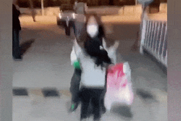 Chơi trốn tìm, bé gái 4 tuổi ở Indonedia mắc kẹt trong lồng máy giặt-1