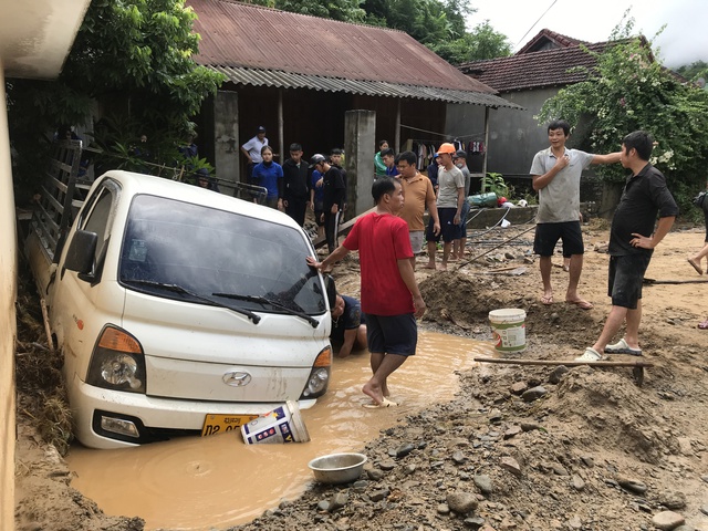 Ô tô bị lũ cuốn trôi, tìm kiếm 1 tuần mới thấy đang chìm dưới sông-6