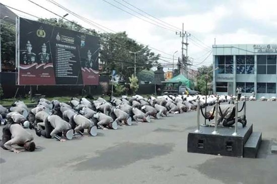 Cảnh sát Indonesia quỳ gối xin lỗi vì thảm kịch khiến 131 người chết