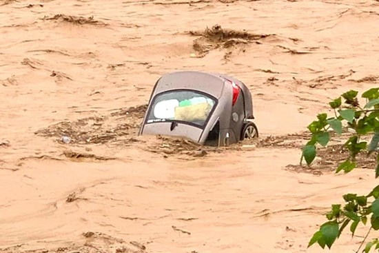 Ô tô bị lũ cuốn trôi, tìm kiếm 1 tuần mới thấy đang chìm dưới sông