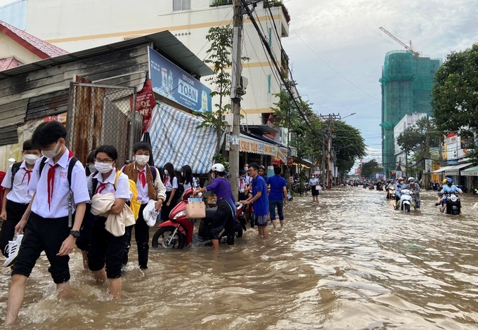 Người đàn ông cầm con cá sấu đi dọc hành lang bệnh viện-2