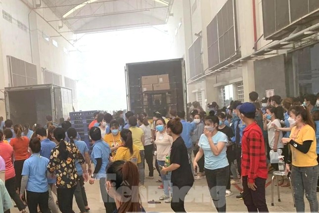 Nhà xưởng trong khu công nghiệp bốc cháy, công nhân nháo nhào bỏ chạy-2