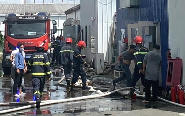 Nhà xưởng trong khu công nghiệp bốc cháy, công nhân nháo nhào bỏ chạy-3