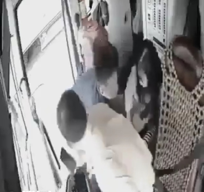 Xôn xao clip nhân viên nhà xe đè cô gái trên xe khách-1