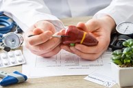 Thói quen nhiều người mắc tăng gánh nặng cho gan: Bác sĩ chỉ 2 cách để ''thải độc'' gan dễ dàng