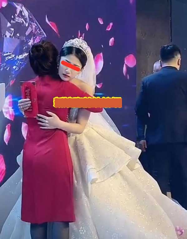 Cô dâu bị bàn tán vì hình xăm trên ngực, mẹ chồng có hành động mát lòng-2