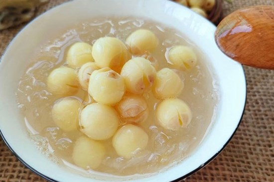 Cách chưng chè tổ yến hạt sen với gừng bổ dưỡng cho ngày se lạnh