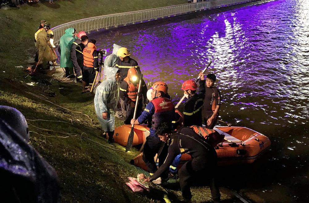 Ô tô chở 4 người lao xuống Hồ Xuân Hương ở Đà Lạt-2