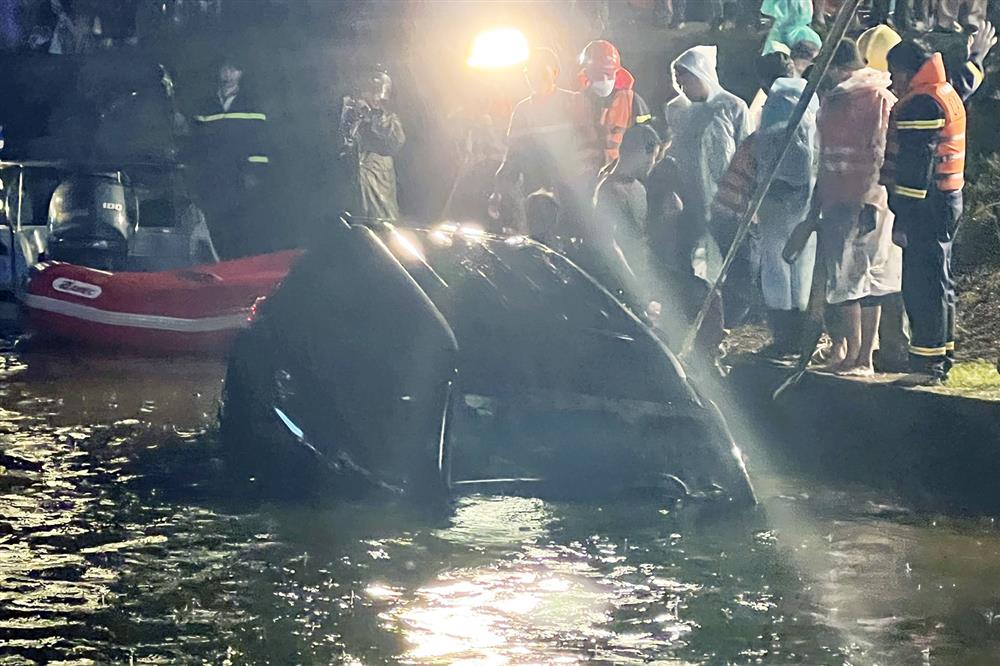 Ô tô chở 4 người lao xuống Hồ Xuân Hương ở Đà Lạt-4