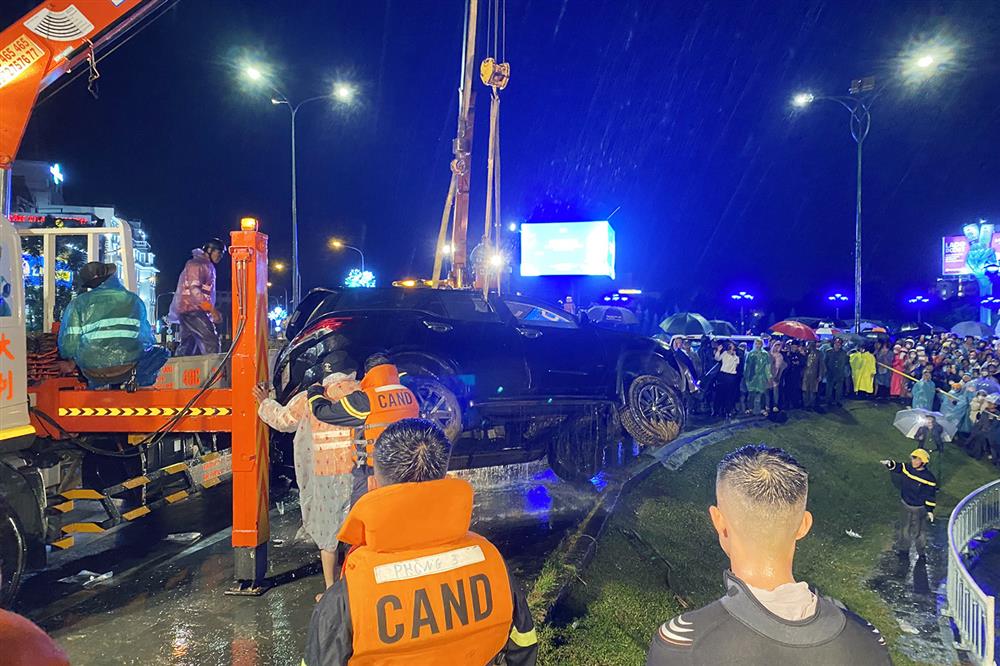 Ô tô chở 4 người lao xuống Hồ Xuân Hương ở Đà Lạt-5