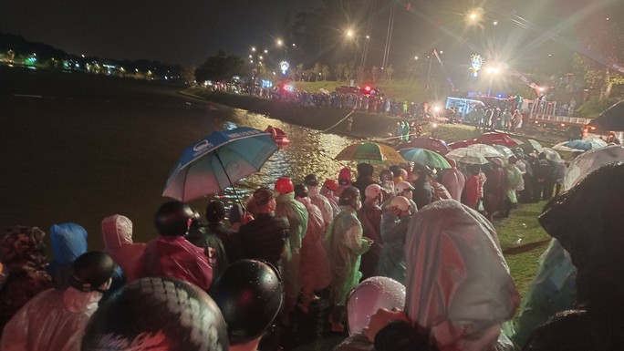 Ô tô lao xuống hồ Xuân Hương, đã tìm thấy 2 thi thể-1