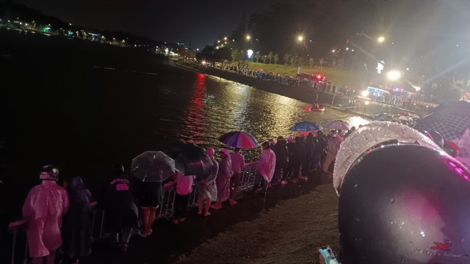 Ô tô lao xuống hồ Xuân Hương, đã tìm thấy 2 thi thể-2