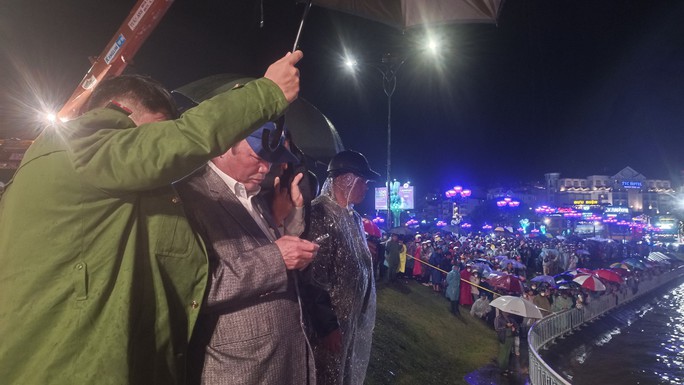 Ô tô lao xuống hồ Xuân Hương, đã tìm thấy 2 thi thể-5