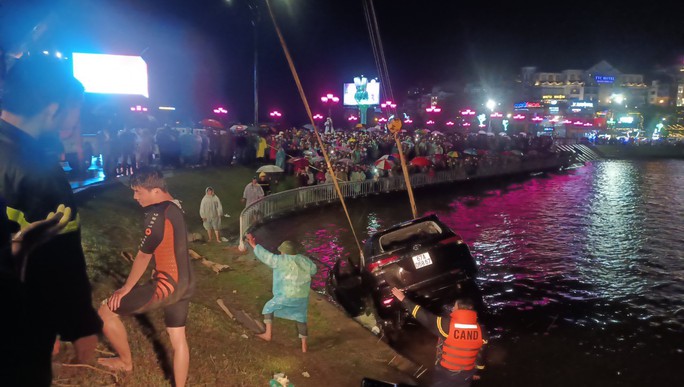 Ô tô lao xuống hồ Xuân Hương, đã tìm thấy 2 thi thể-6