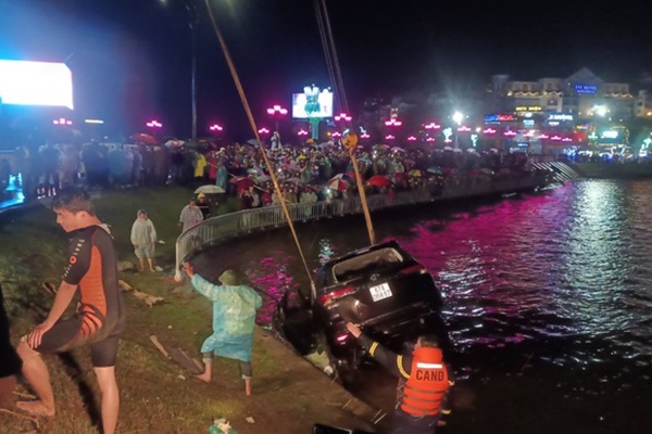 Phát hiện thi thể bé trai mặc áo đỏ nằm sấp bên đường-1