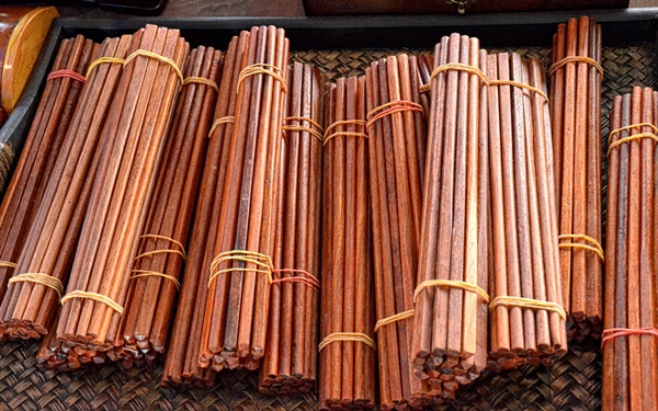 Câu chuyện đôi đũa trên bàn ăn Việt: Thân thương từ thời thơ ấu đến khi từ giã cuộc đời-10