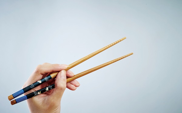 Câu chuyện đôi đũa trên bàn ăn Việt: Thân thương từ thời thơ ấu đến khi từ giã cuộc đời-11