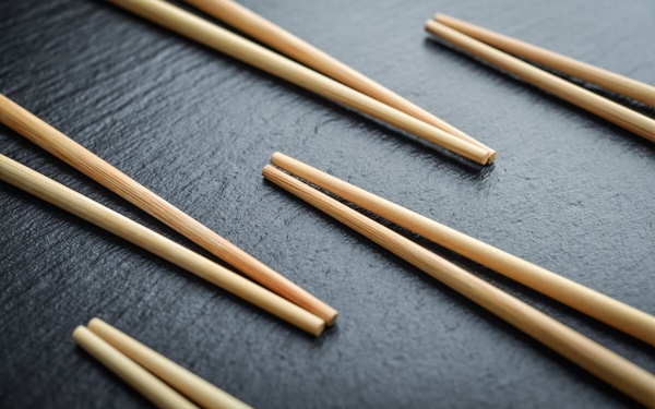 Câu chuyện đôi đũa trên bàn ăn Việt: Thân thương từ thời thơ ấu đến khi từ giã cuộc đời-12