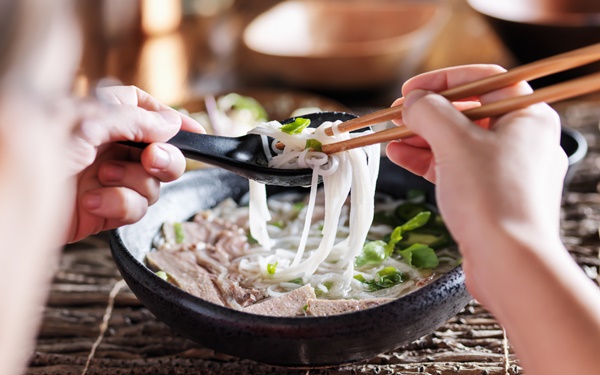 Câu chuyện đôi đũa trên bàn ăn Việt: Thân thương từ thời thơ ấu đến khi từ giã cuộc đời-13