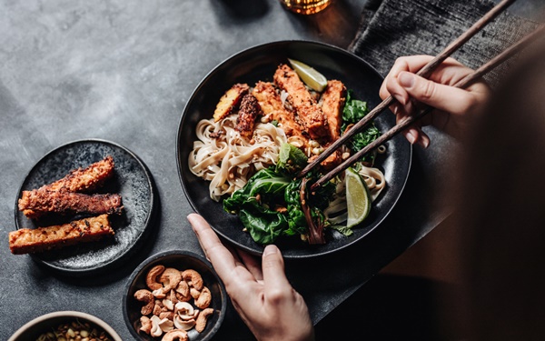 Câu chuyện đôi đũa trên bàn ăn Việt: Thân thương từ thời thơ ấu đến khi từ giã cuộc đời-16