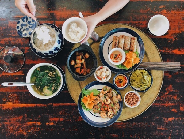 Câu chuyện đôi đũa trên bàn ăn Việt: Thân thương từ thời thơ ấu đến khi từ giã cuộc đời-23