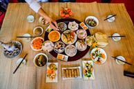 Câu chuyện đôi đũa trên bàn ăn Việt: Thân thương từ thời thơ ấu đến khi từ giã cuộc đời