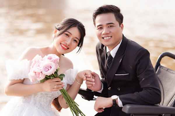 Cảm động hình ảnh chàng trai không chân Tô Đình Khánh gội đầu cho vợ-6