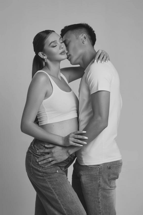 Thủ môn Bùi Tiến Dũng nịnh vợ Tây khi sắp vượt cạn khiến dân tình ghen tỵ-1