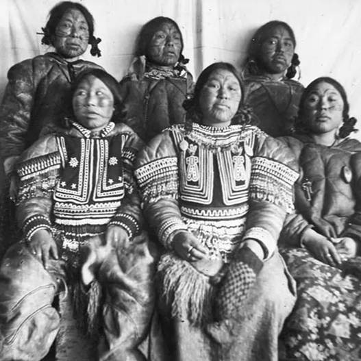 Lịch sử văn hóa hình xăm: Có nơi xăm hình tôn vinh phụ nữ, nơi thì phủ mực lên người để tránh nóng-2