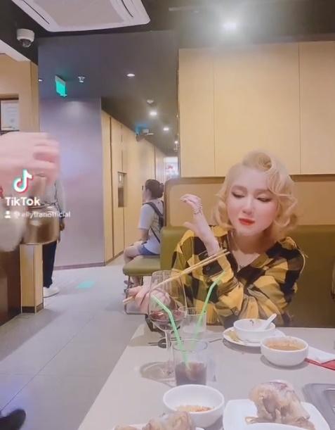 Không nhận ra Elly Trần mặt đơ, tóc vàng khè-4