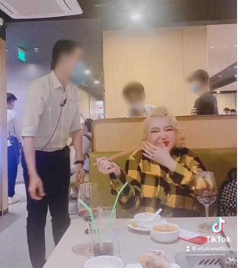 Không nhận ra Elly Trần mặt đơ, tóc vàng khè-5